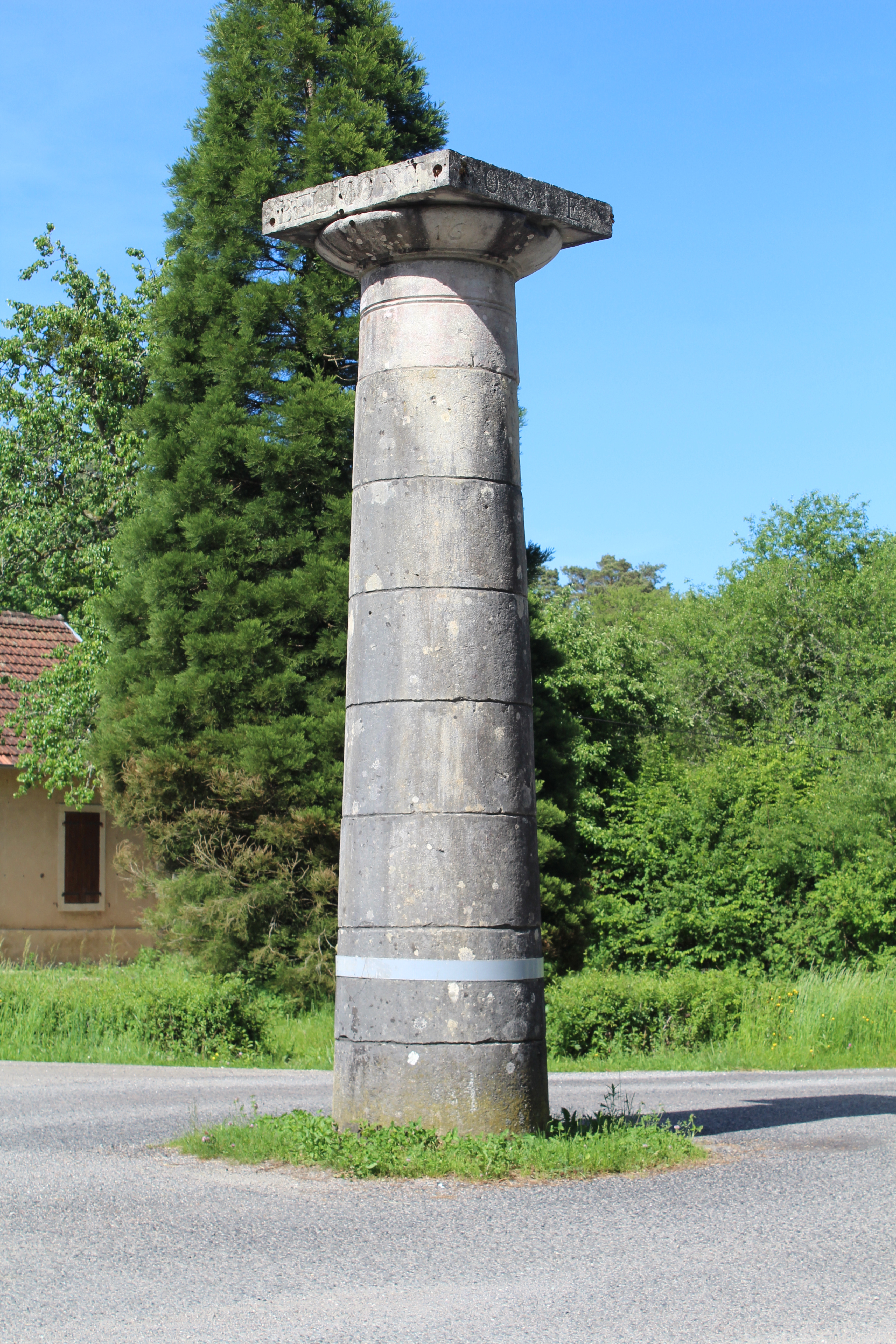 Borne-colonne N°2 de la forêt de Chaux à Augerans